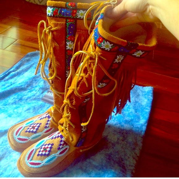 manitobah Shoes - annie mckay manitobah mukluks size 8
